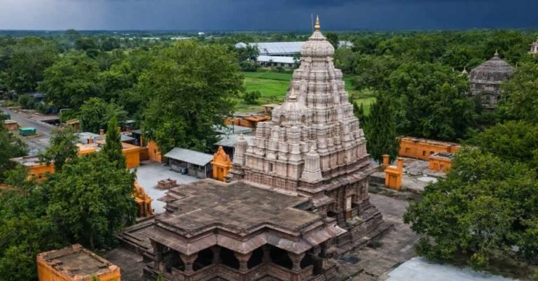 How to Reach Grishneshwar Temple (2026 Guide) – Flight, Train & Road