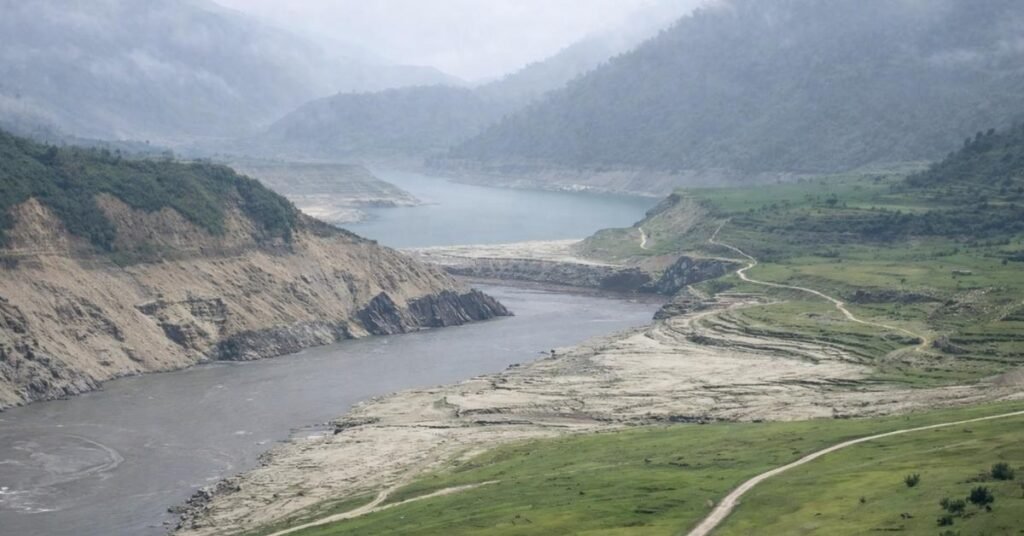 how to reach lansdowne from delhi by bus